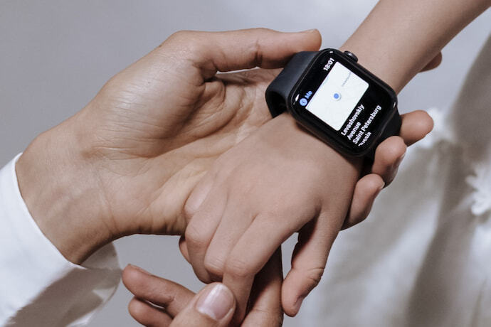 Mãos de mulher e criança com smartwatch