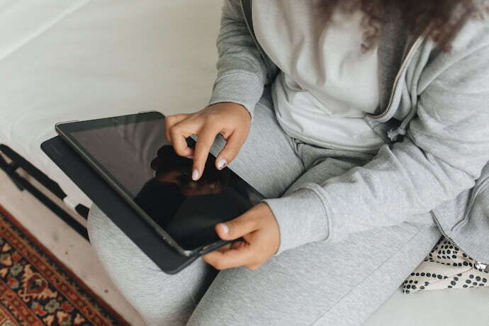 Mulher com iPad e caneta digital.