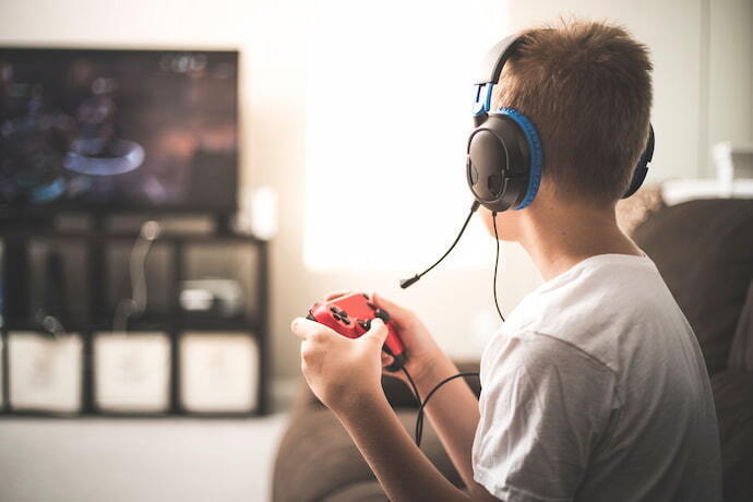 Menino jogando video game em TV para PS5.