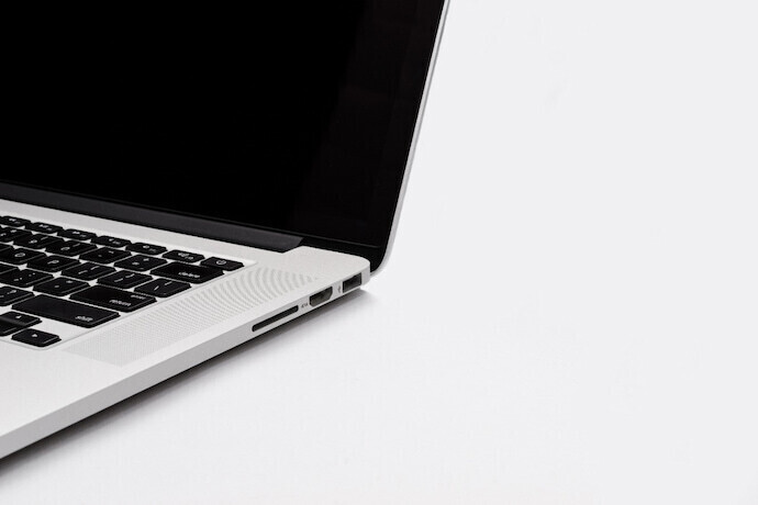 MacBook em fundo cinza