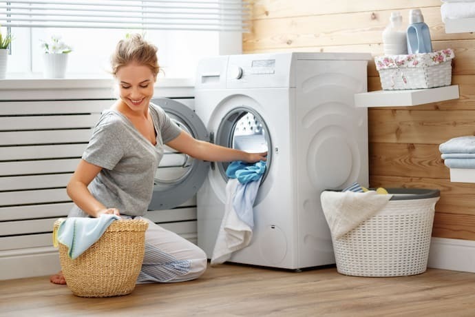 Mulher feliz com Máquina de lavar 15kg