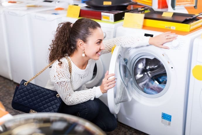 Mulher escolhendo Máquina de lavar 15kg