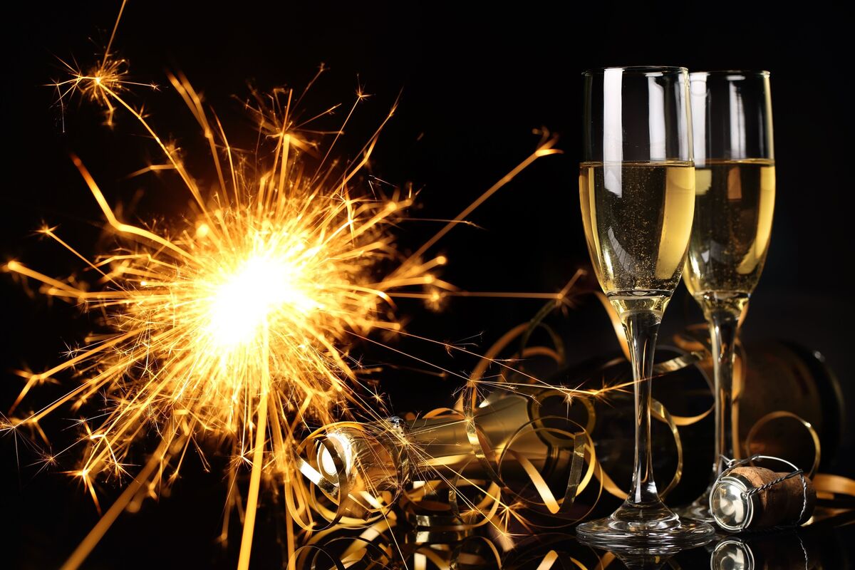 Taças de champanhe e vela sparkle de Réveillon