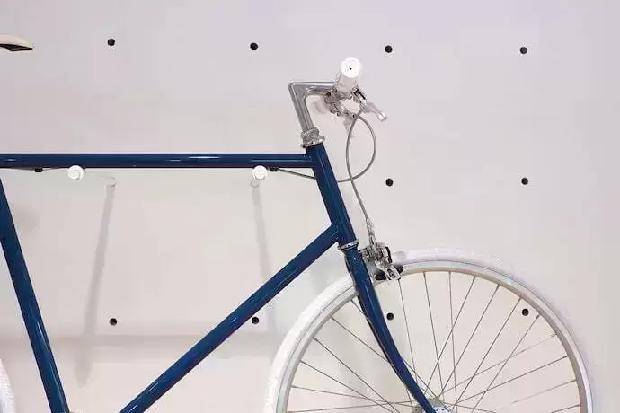 bicicleta e fundo branco