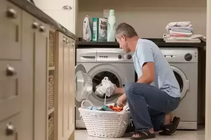 secadora de roupa e homem