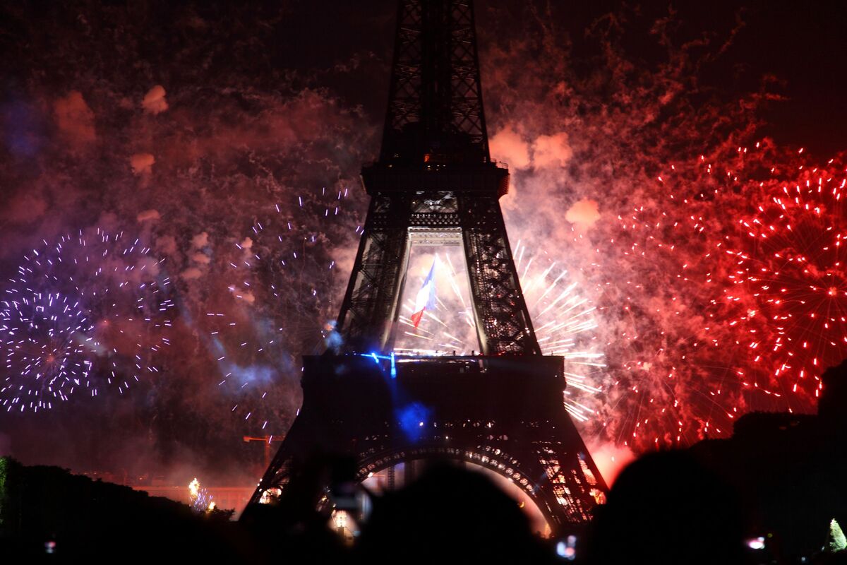 Fogos de artifício ao redor da Torre Eiffel no Réveillon de Paris