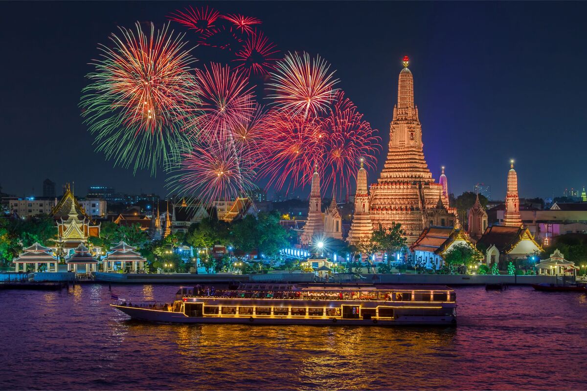 Wat Arun e fogos de artifícios no Réveillon em Bangkok
