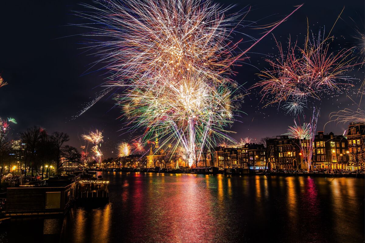 Fogos de artifício às margens do rio Amstel no Réveillon em Amsterdã