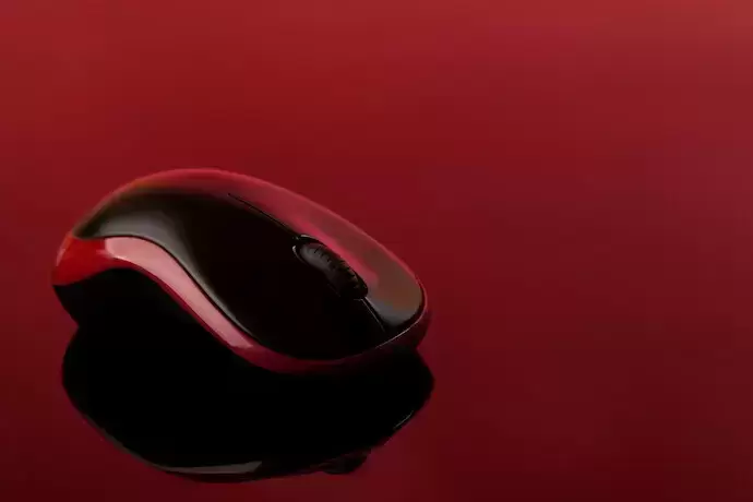 mouse e fundo vermelho