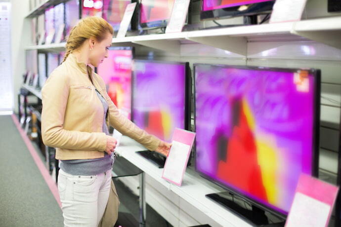 Mulher comprando TV