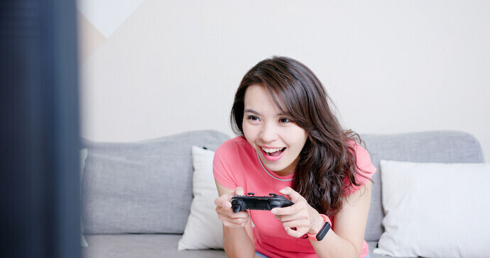Menina joga videogame