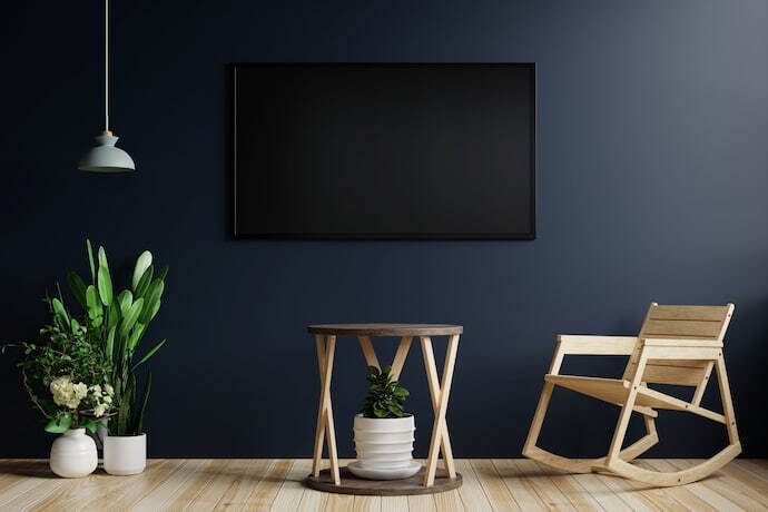 televisão pendurada na parede azul
