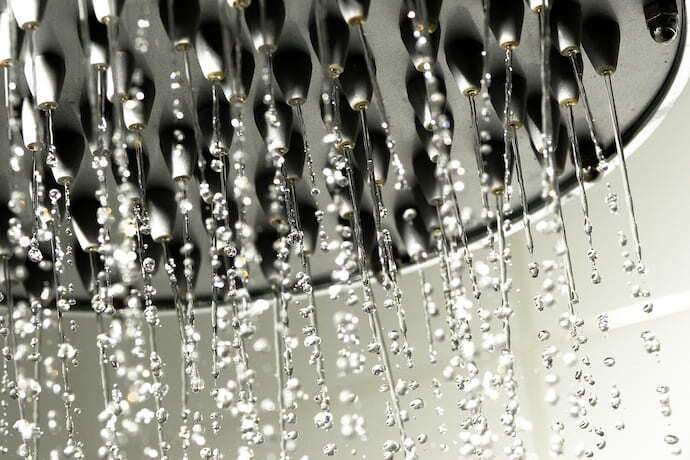 Água saindo do chuveiro