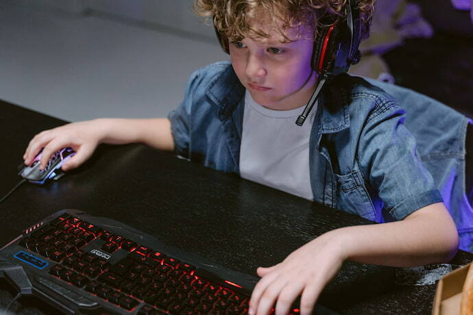 Menino jogando com teclado gamer