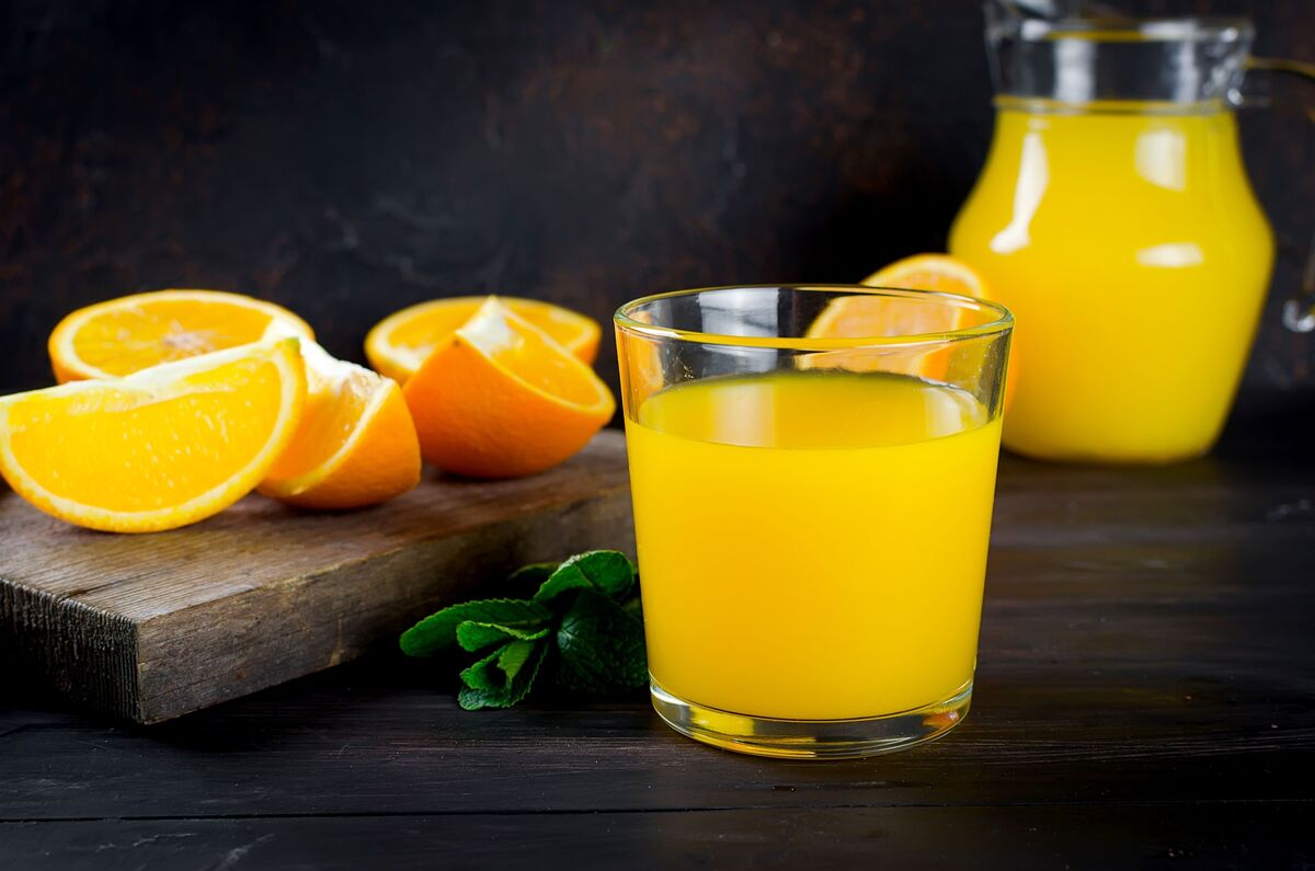 Suco de laranja e laranjas 