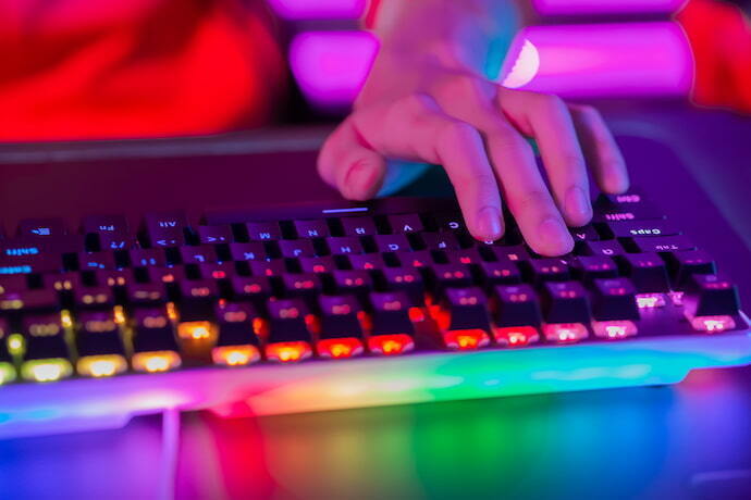 Indivíduo utilizando um teclado colorido