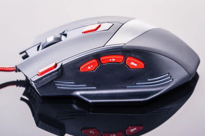 Mouse gamer preto com botões laranja