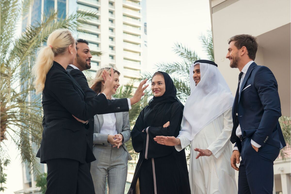 pessoas de Dubai conversando
