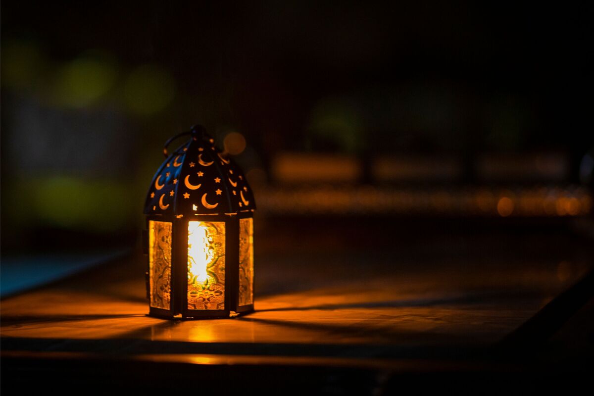 luz do ramadã em cima da mesa
