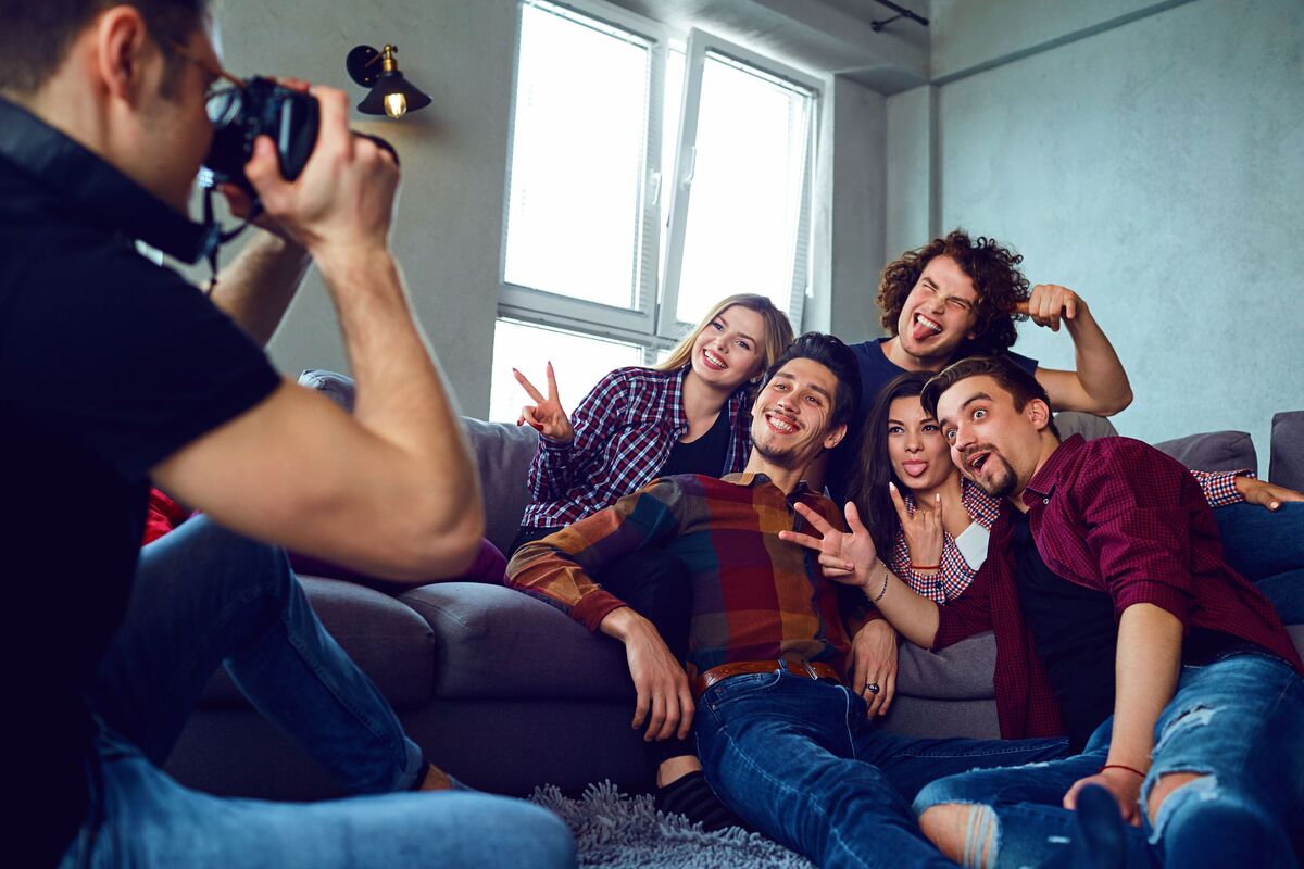 Grupo de amigos posando para foto sobre um sofá