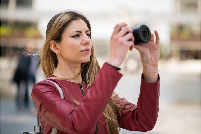 mulher usando uma câmera mirrorless