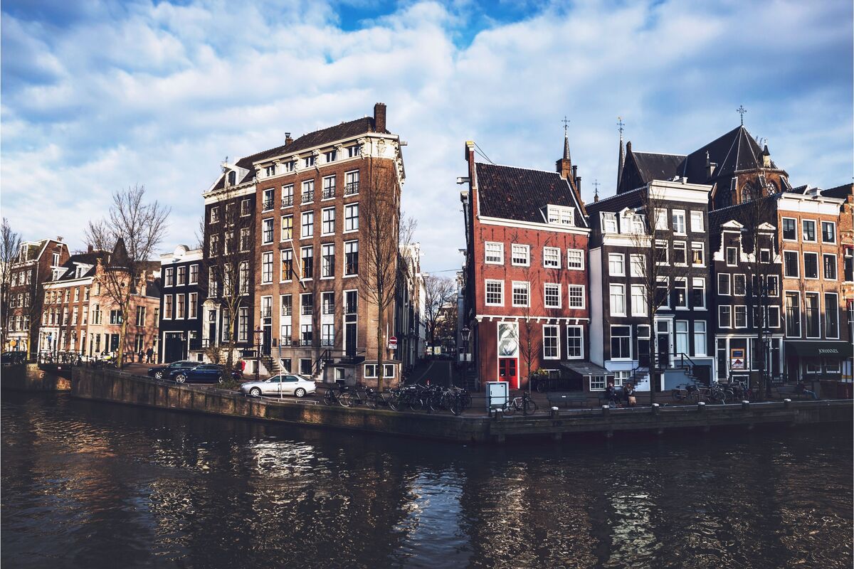 Edifícios tradicionais de Amsterdam à beira do rio