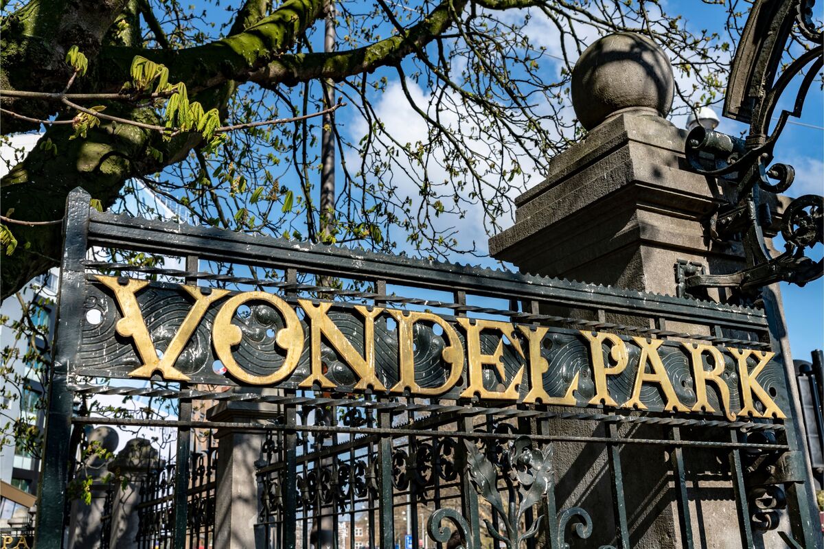 Portão do parque Vondelpark em Amsterdam com nome escrito no metal