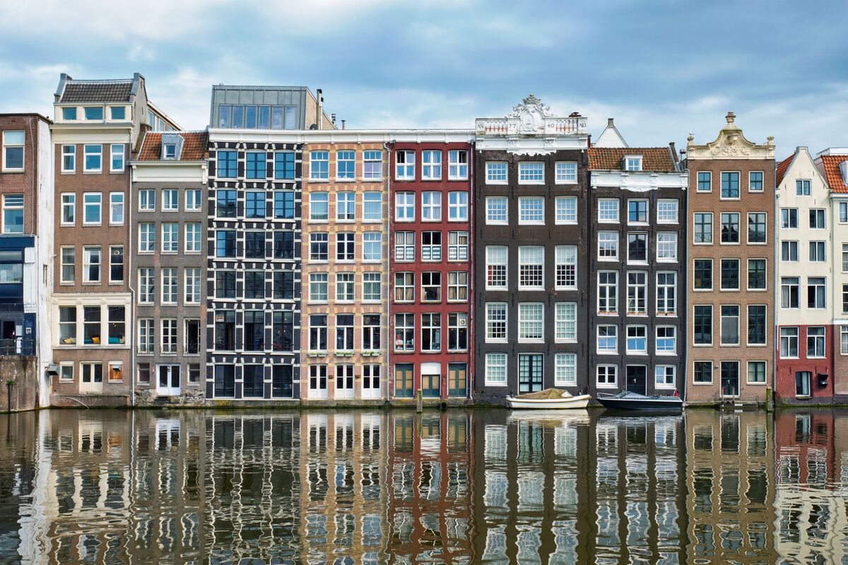 Casas estreitas de Amsterdam à beira de canal