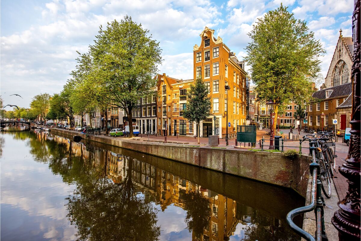 Canal e casas antigas de Amsterdam 