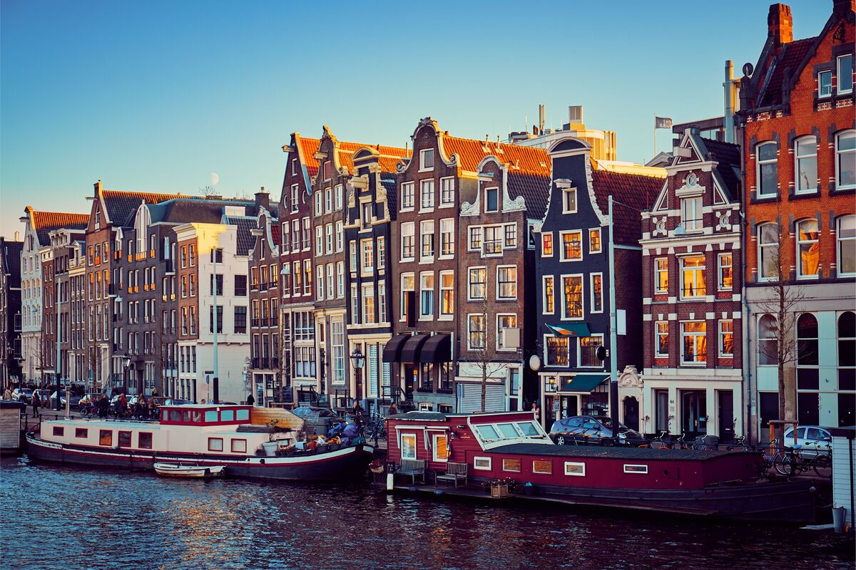 Casas barco em canal em Amsterdam