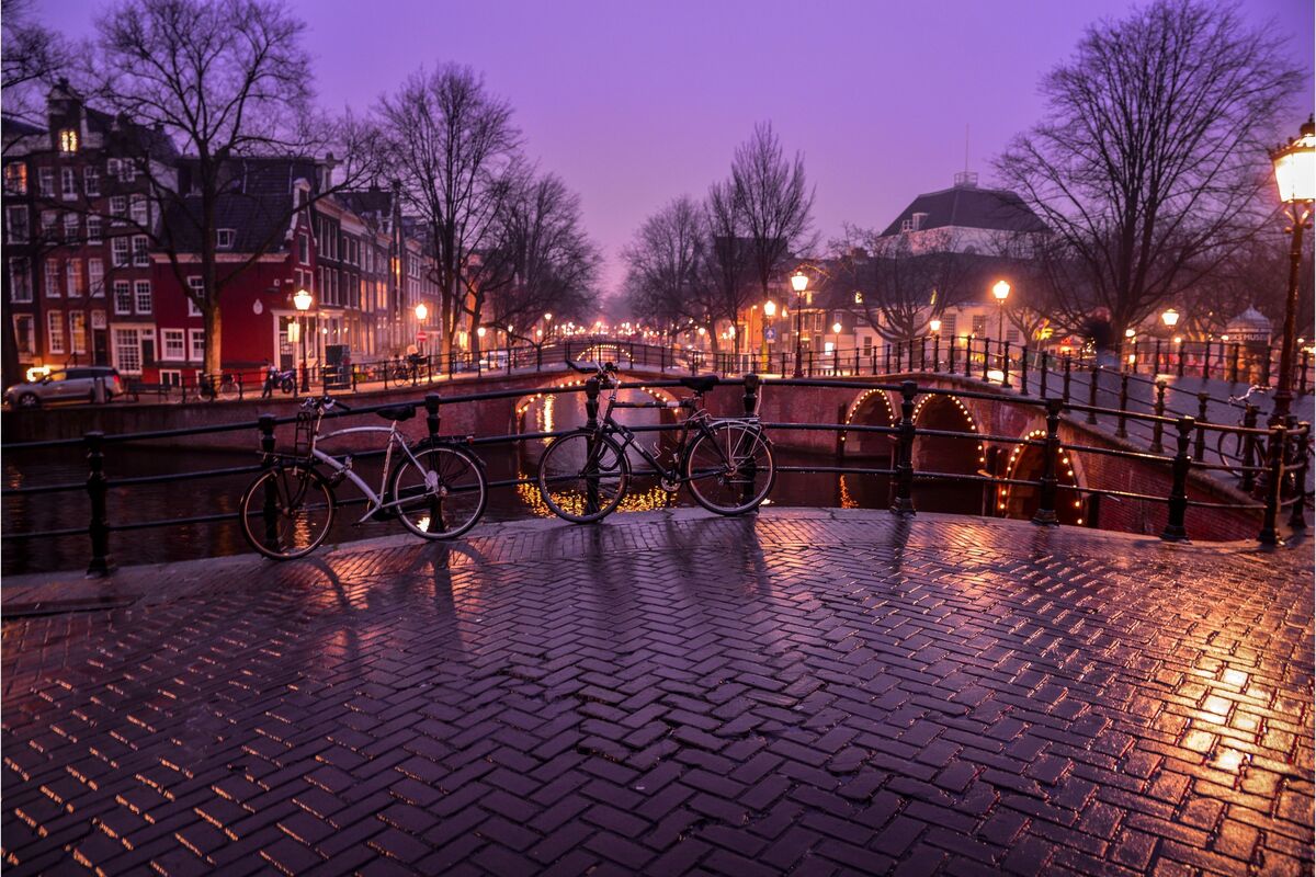 Ponte sobre canal em Amsterdam ao anoitecer