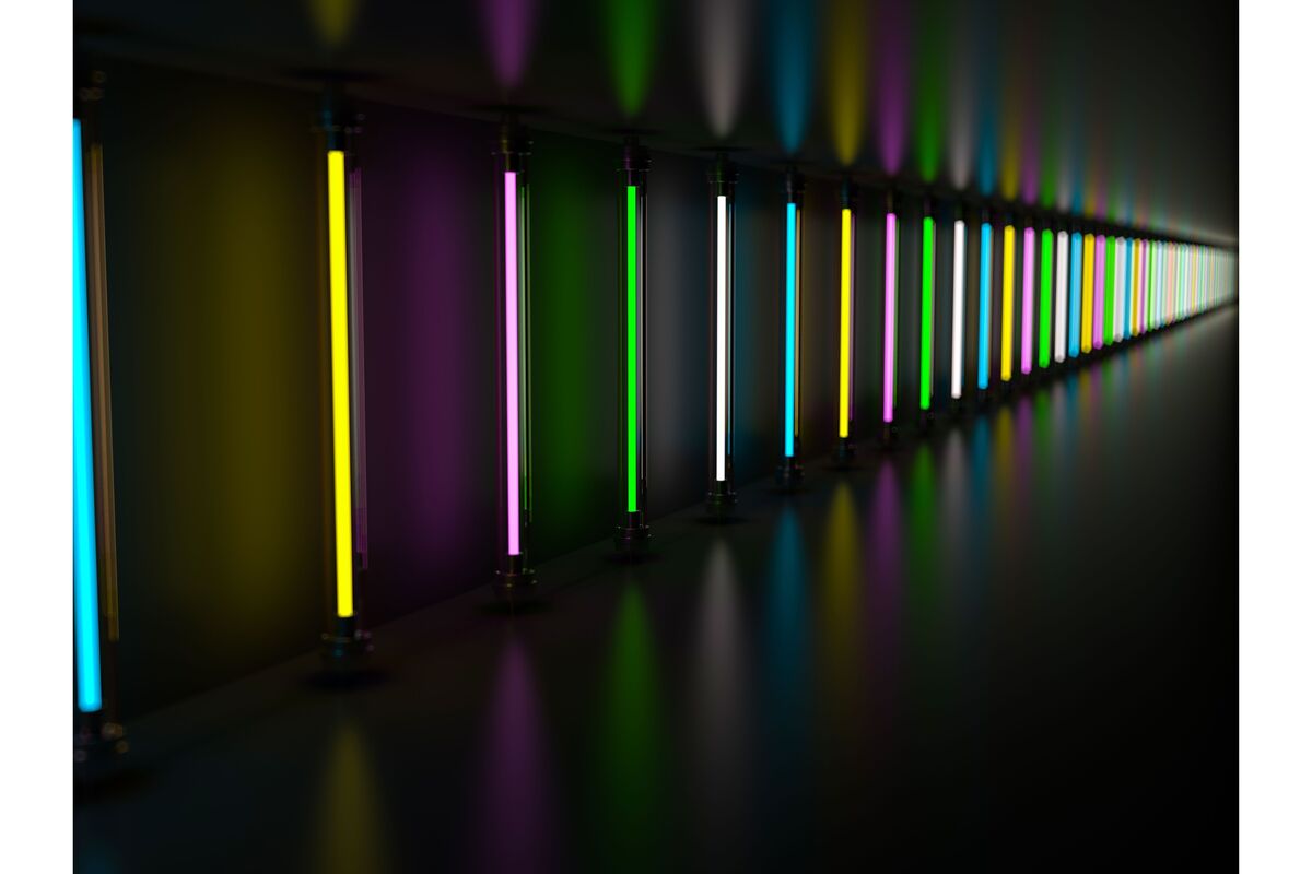 lampadas neon de várias cores iluminando lugar escuro