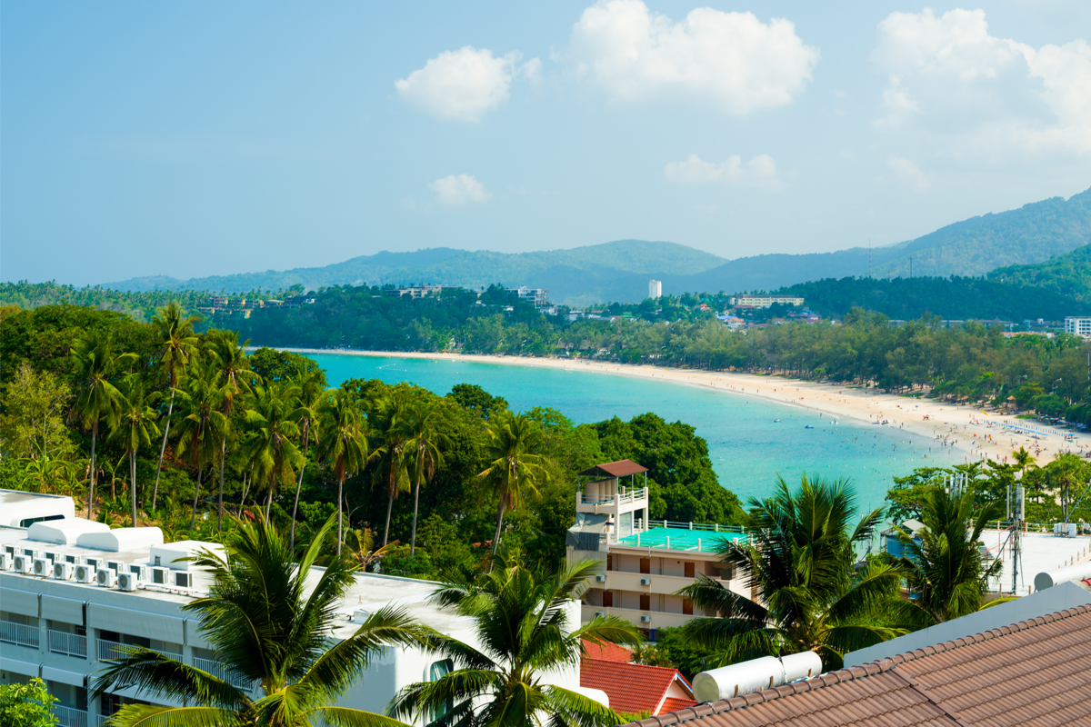 Praia de Kata, Phuket, com algumas casas ao redor