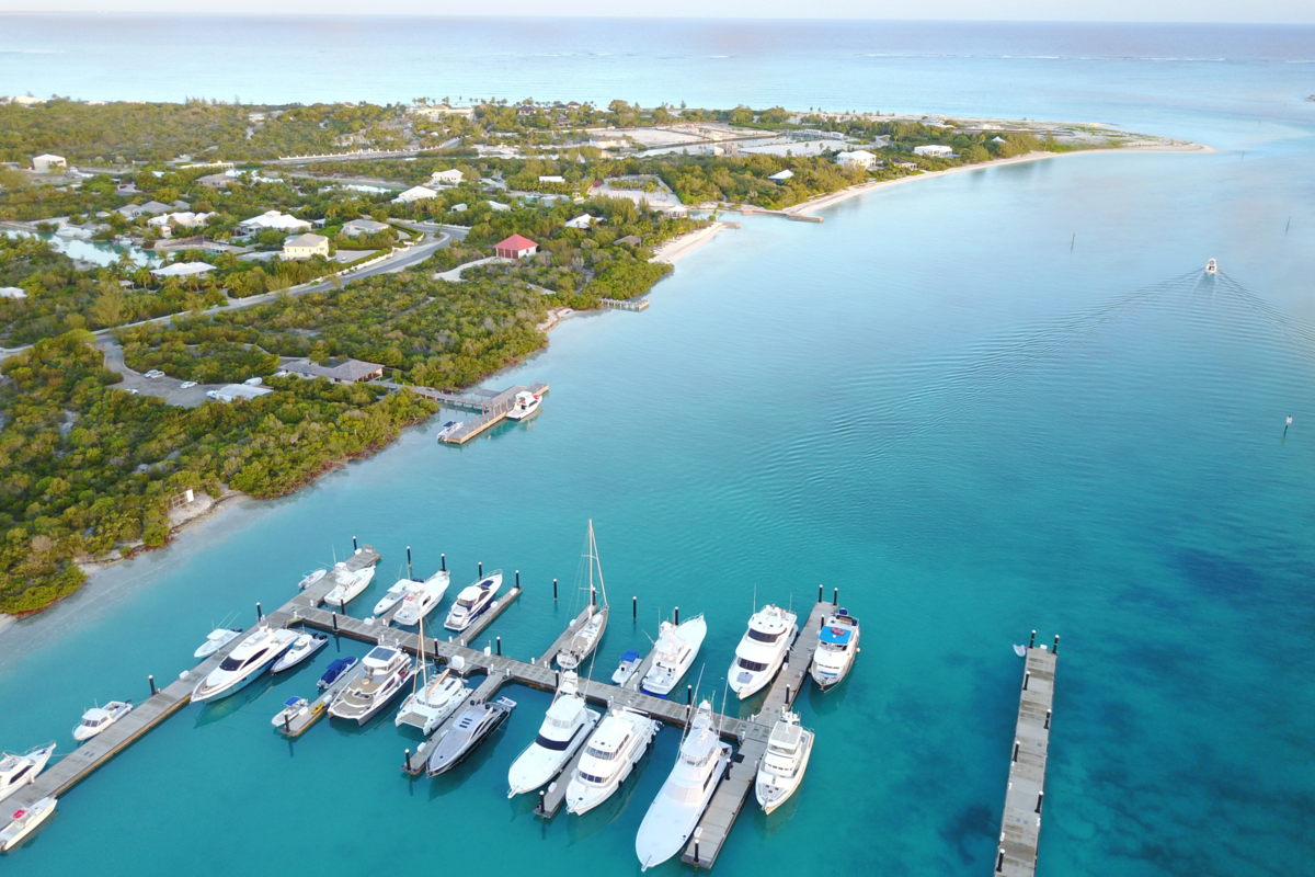 Vista de cima de Turks e Caicos com a ilha e os barcos no mar