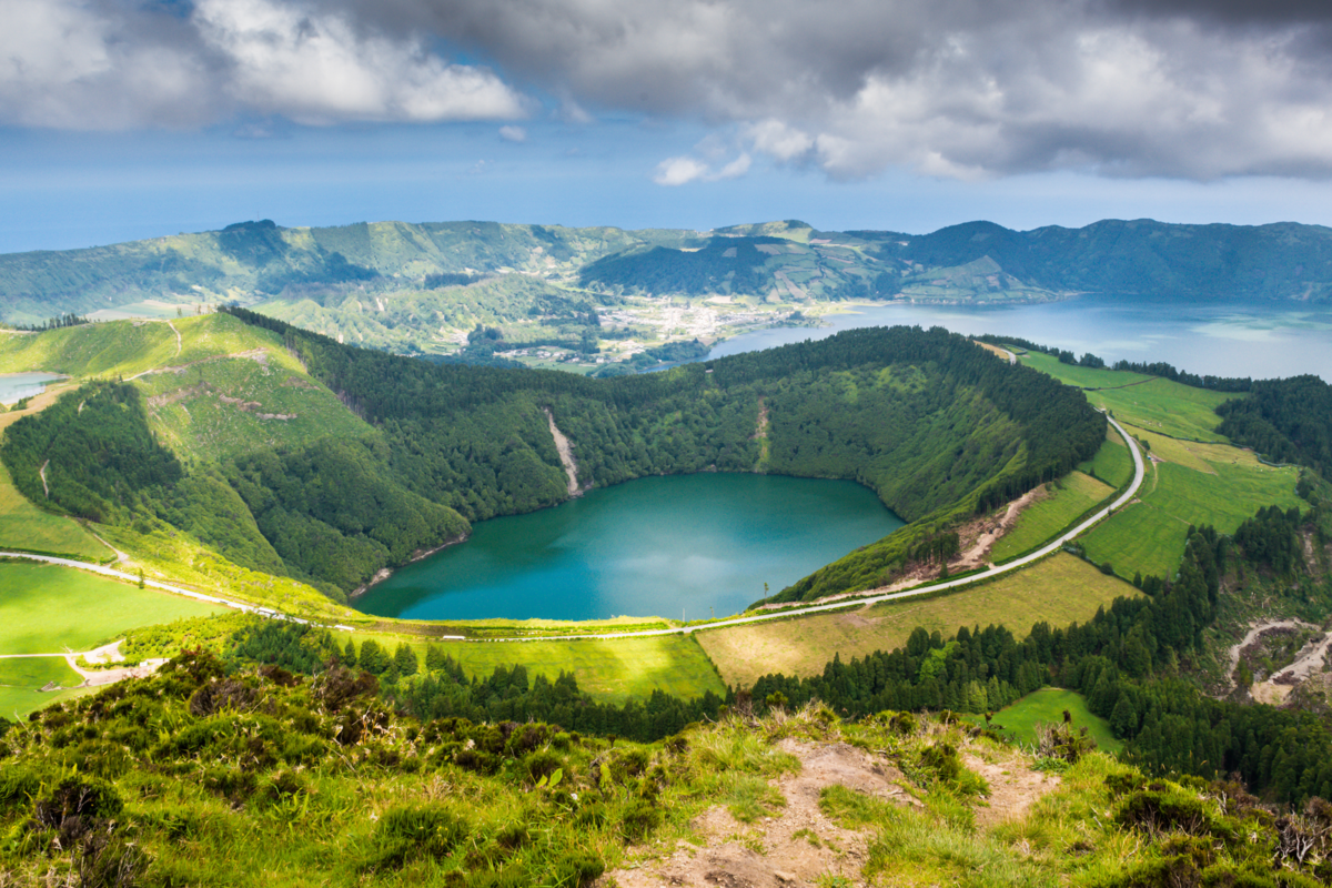 Paisagem do lago de Sete Cidades, Açores, com o campo verde ao redor