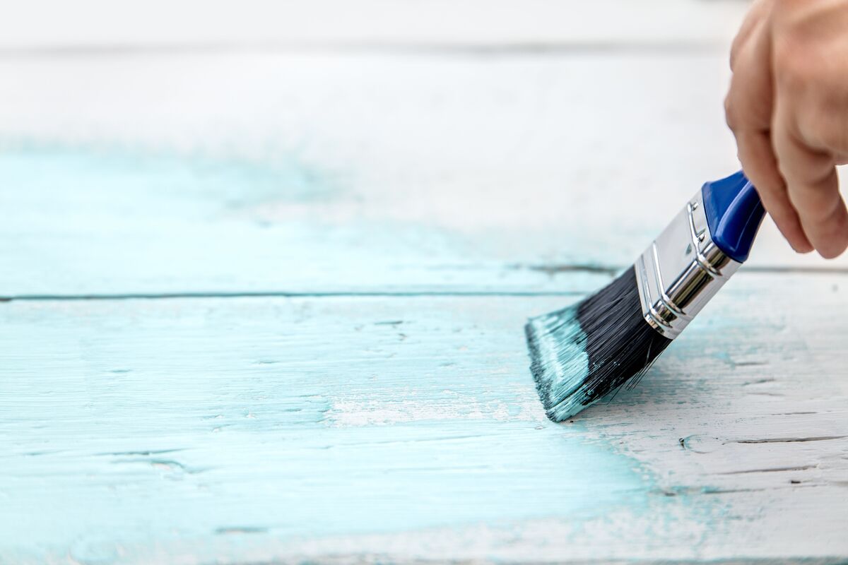 pintando piso falhado com tinta azul bebe
