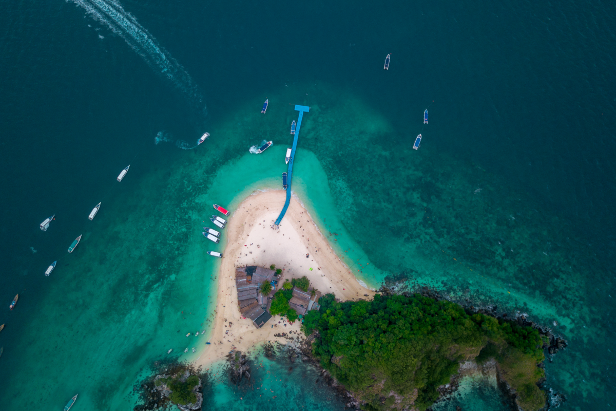 Ilhas Phi Phi vista por cima, ao redor a água escura e alguns barcos no mar