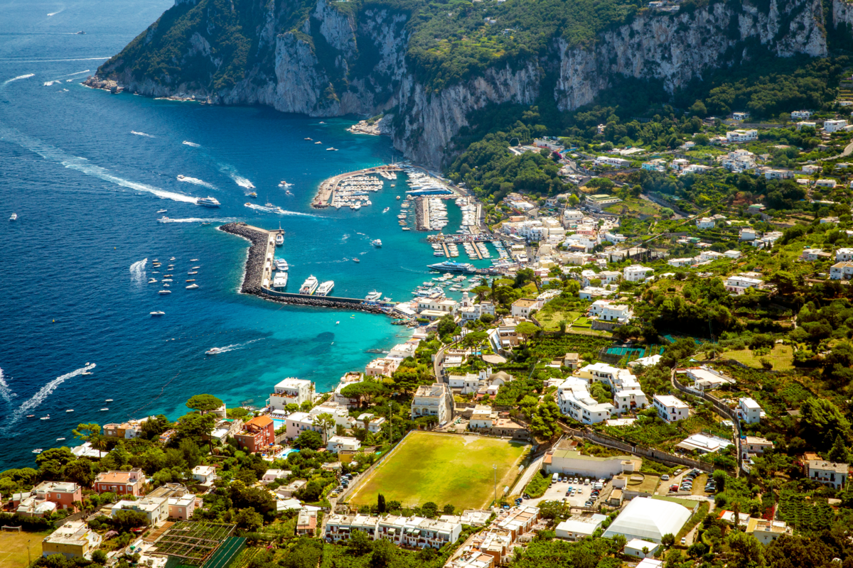 A Ilha de Capri vista por cima, várias casas na ilha e o mar