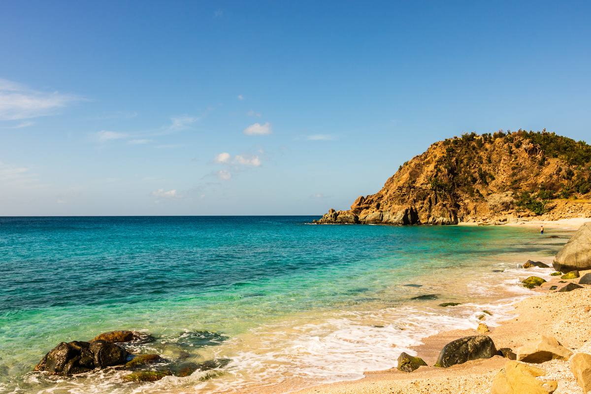 Panorama de uma praia e uma montanha rochosa 