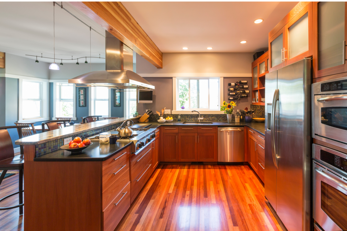 Interior de cozinha de casa contemporânea de luxo com armários de madeira.