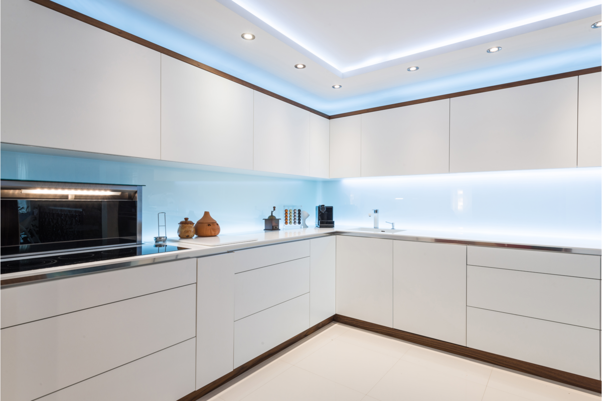 Deslumbrante luz no interior cozinha de móveis brancos.