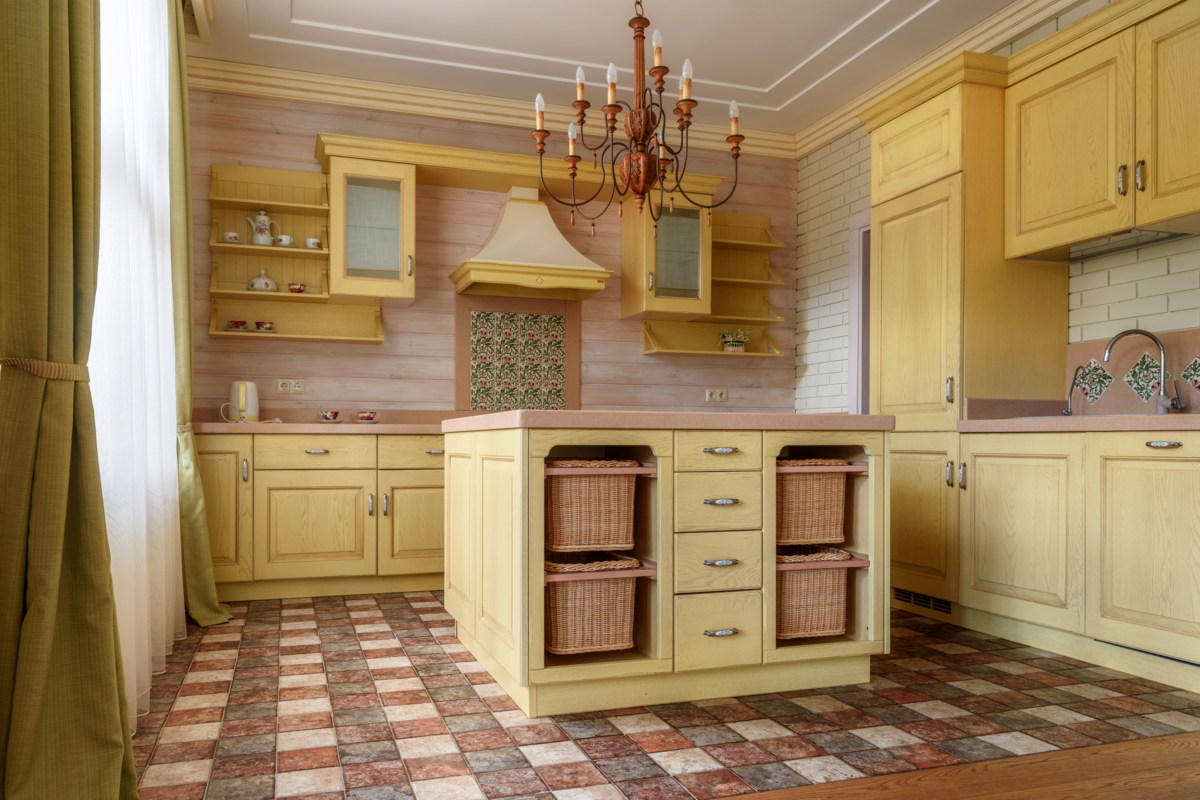 Cozinha com móveis de madeira amarela retrô.