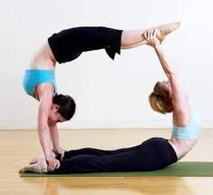 posição de yoga arco em dupla