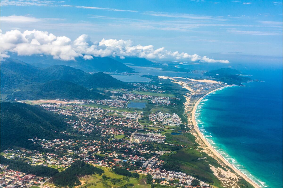 Vista aérea de Florianópolis, onde se vê o mar, praias, montanhas e a cidade