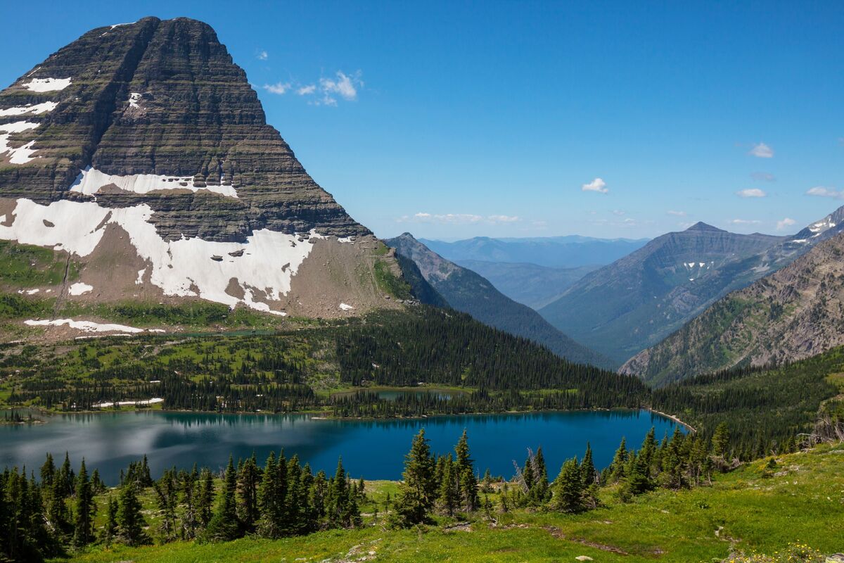 Lago e montanhas no Parque Nacional de Glacier