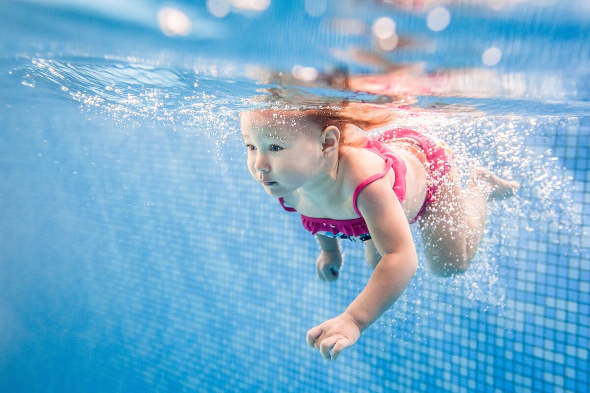 menina bebê na natação