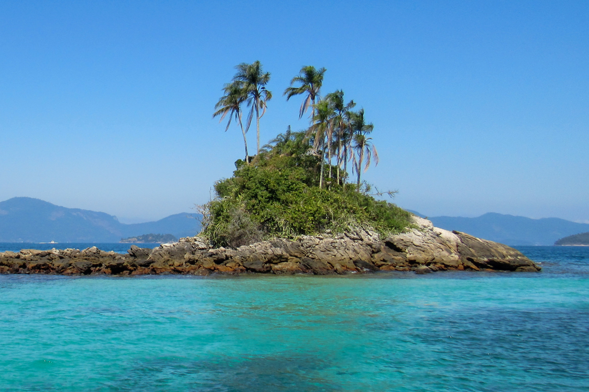 Vista de uma pequena ilha cercada pela água cristalina 