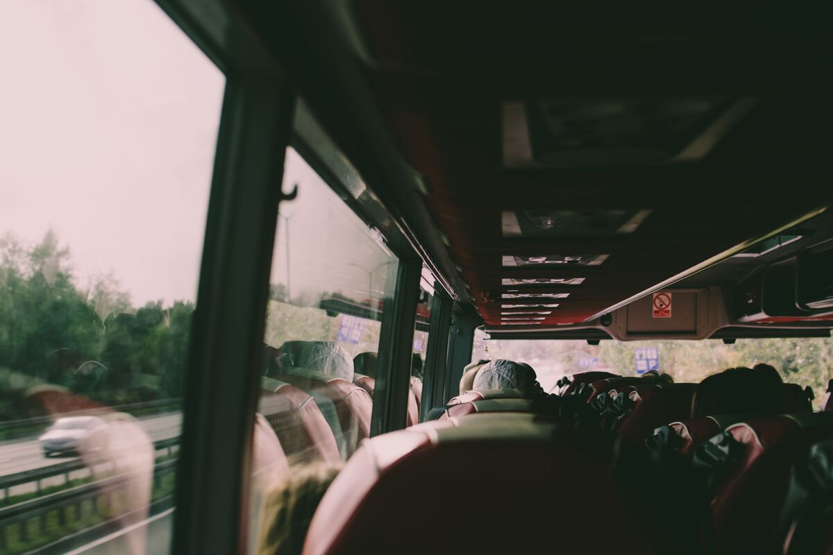 Vista de dentro de um ônibus em movimento