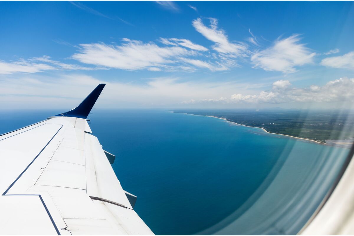 Vista do mar através de janela de avião