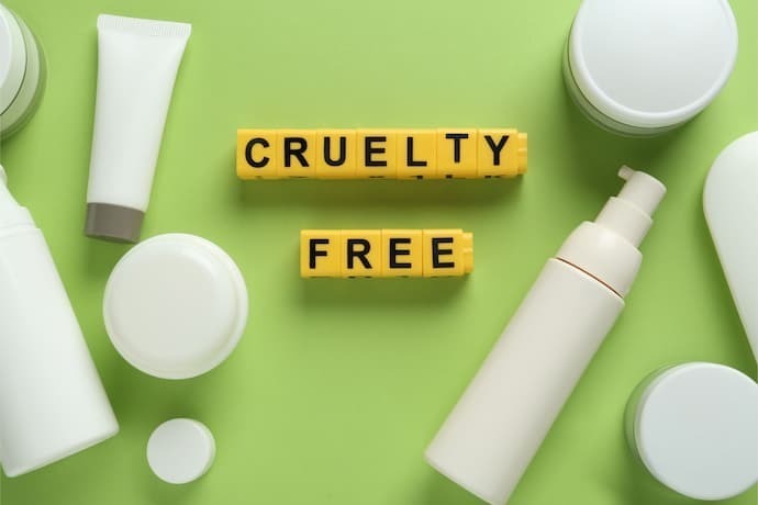 Frase "cruelty free" rodeada de cosméticos